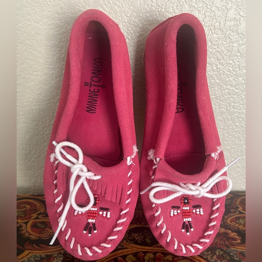 Minnetonka NWOT Pink Beaded Girls' Moccasins with White Lace size 2